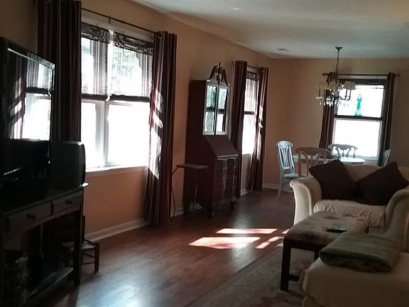 3rd image of 252 W Foxhunt Ln