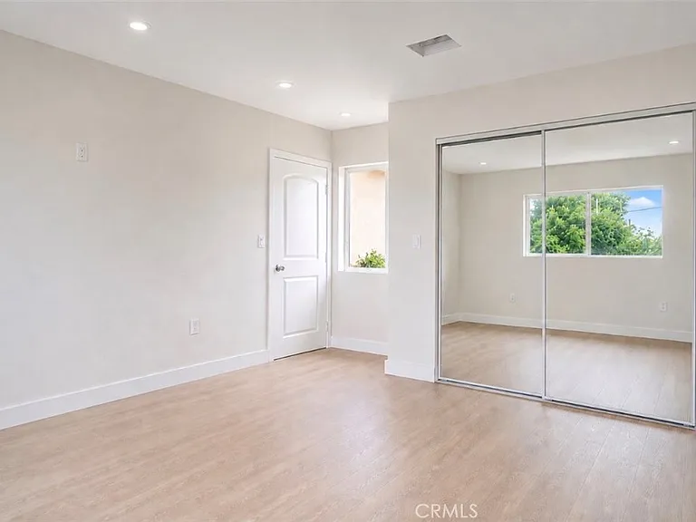 8410 Noble Ave — Photo 2