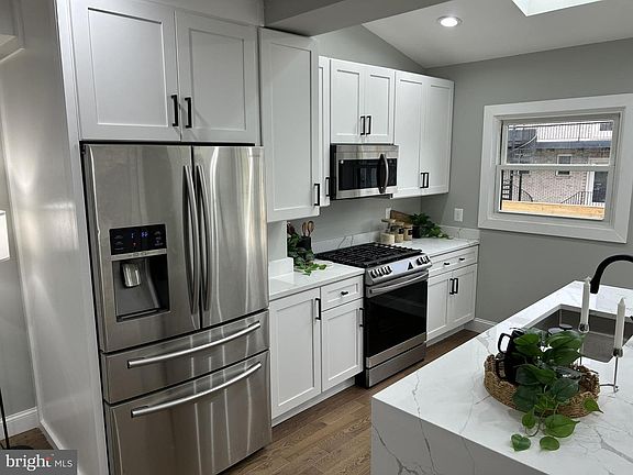 5th image of 928 Perry Pl NE