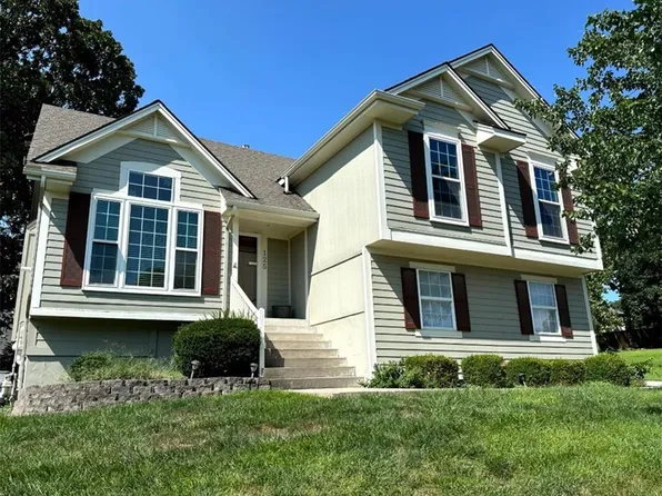 125 NW Whitlock Dr, Lees Summit, MO 64081