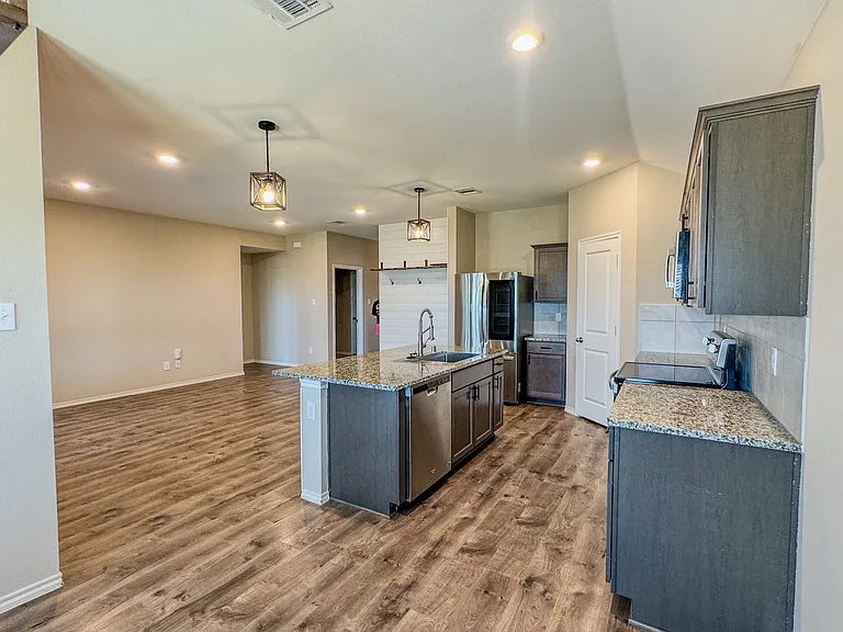 801 Meadow Creek Ln — Photo 8