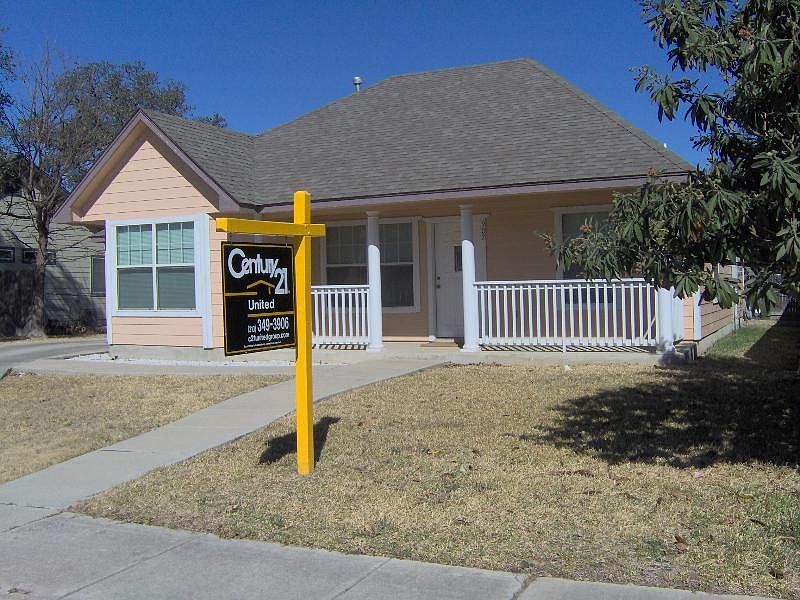 1st image of 907 Carmel Pl