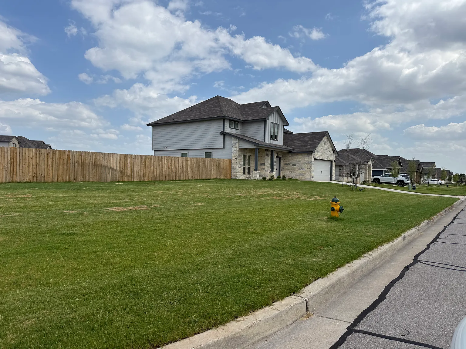 5 bed, 2.5 bath, 2572 sqft, $2,700 — Photo 2