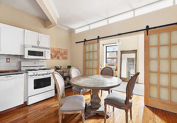 4th image of 74 W 131st St