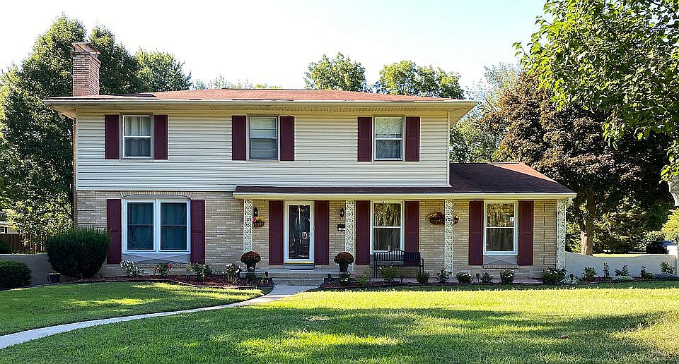 1st image of 27 Lakeshore Dr