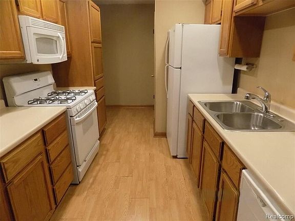 2nd image of 39556 Old Dominion Dr #4