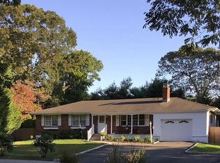 16 Cora Ct, Hampton Bays, NY 11946