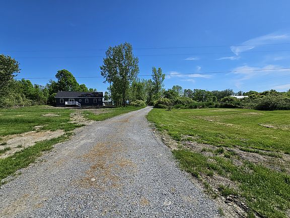 Driveway. One min walk to the beach.