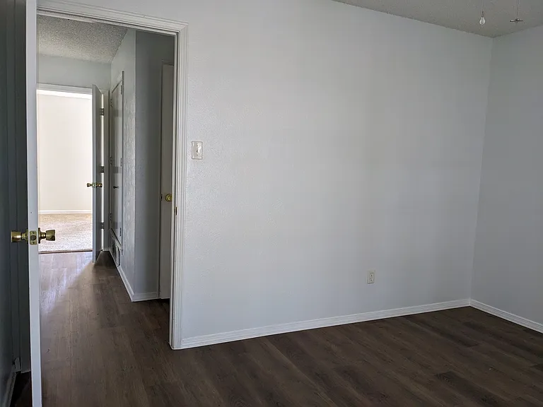 2305 Stockbridge Ct — Photo 2