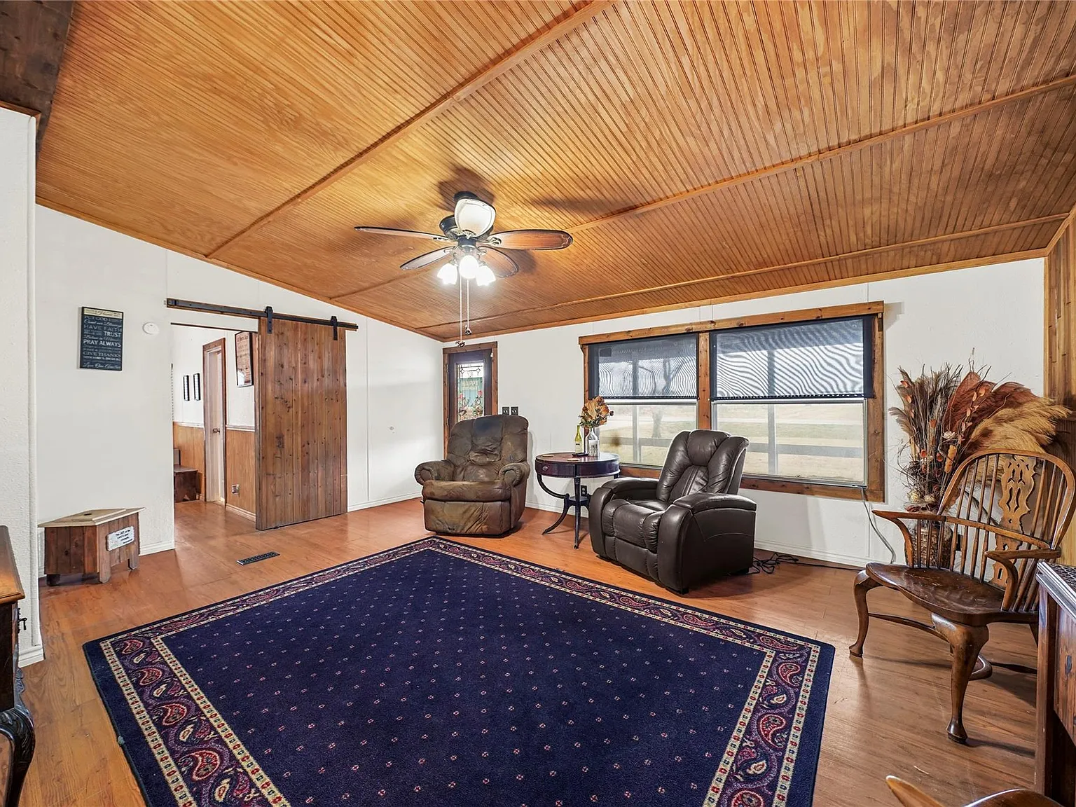 4 bed, 2.0 bath, 2128 sqft, $1,900 — Photo 3