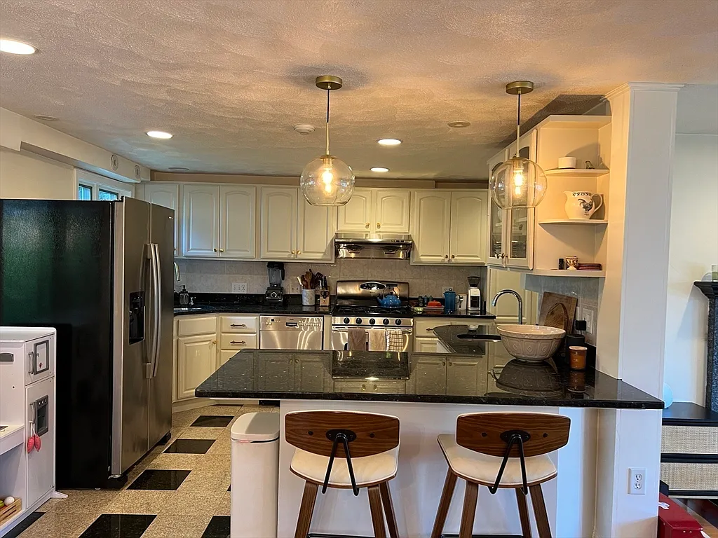 5 bed, 4.0 bath, 3500 sqft, $5,995 — Photo 2