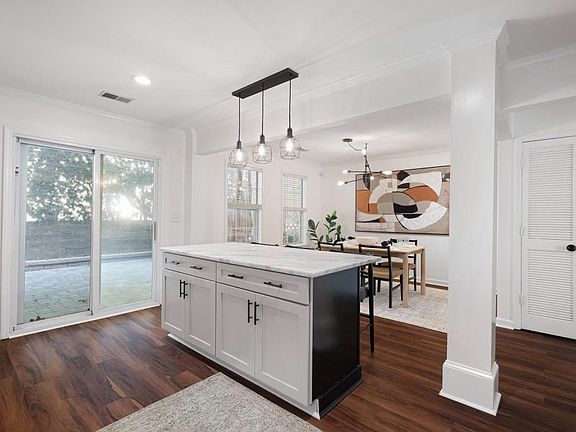 4th image of 1069 Woodbridge Holw NE