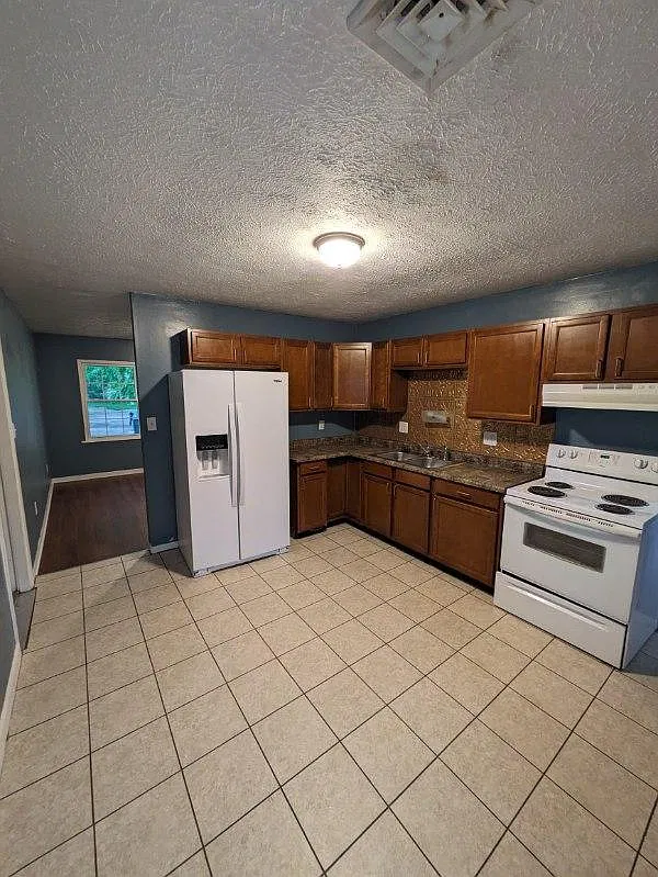 4214 Phoenix Dr — Photo 4