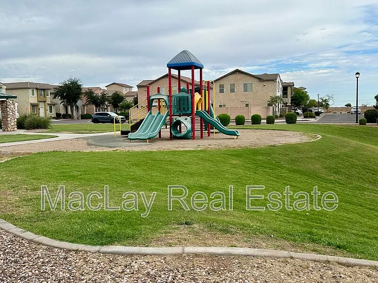 5216 W Albeniz Pl — Photo 2