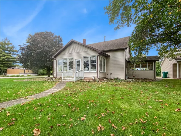303 College St, Lerna, IL 62440