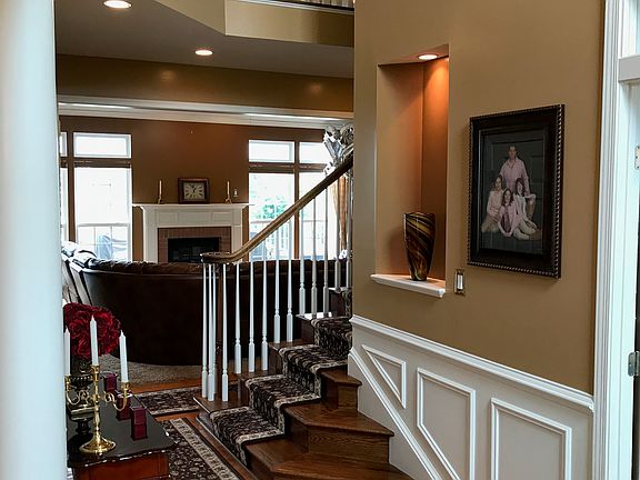3rd image of 209 Briar Hill Ct
