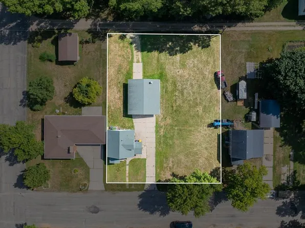 303 S Brook St, Hendricks, MN 56136