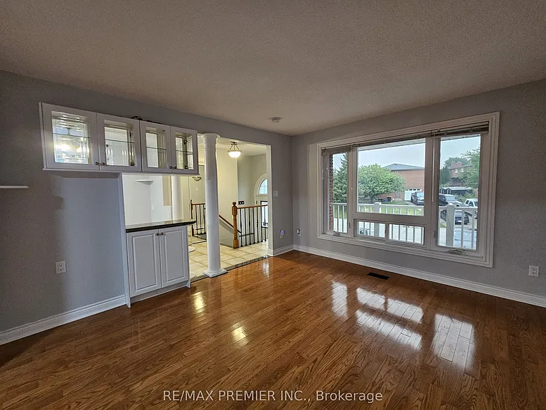 99 Albany Dr #MAIN FLOOR — Photo 9