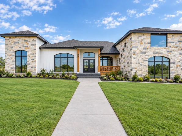 125 Hidden Hills, Floresville, TX 78114