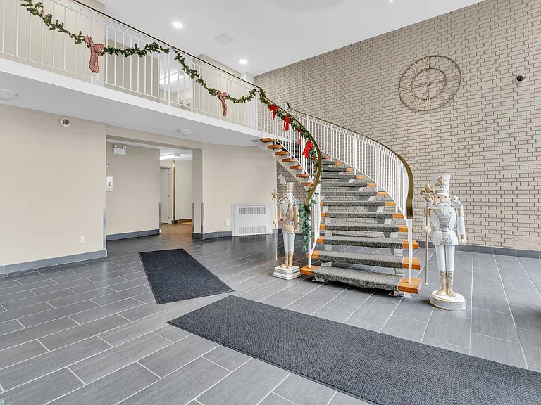 3189 King St E — Photo 17
