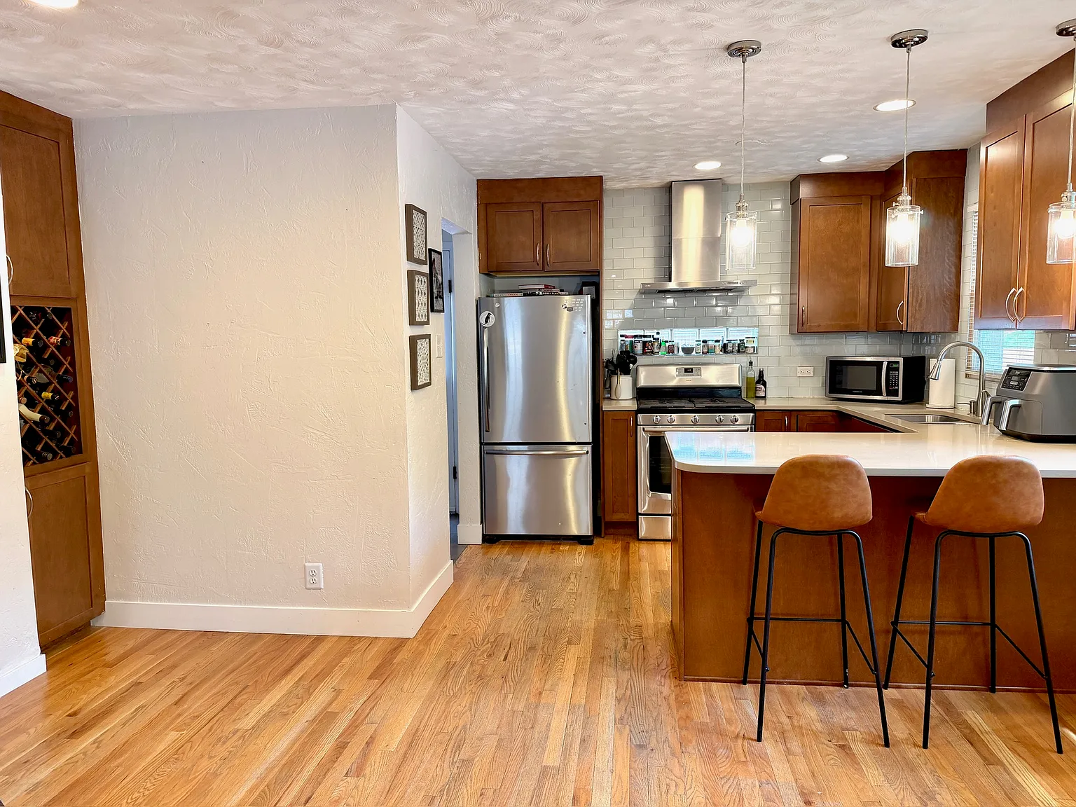 2 bed, 948 sqft, $3,900 — Photo 2