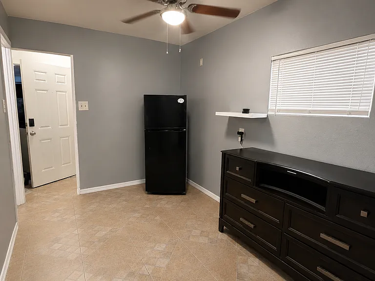 6402 W Devonshire Ave — Photo 2