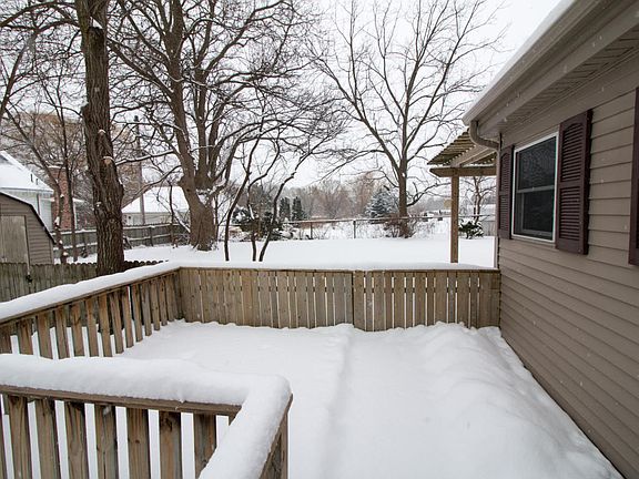 5th image of 605 W Ionia Ave