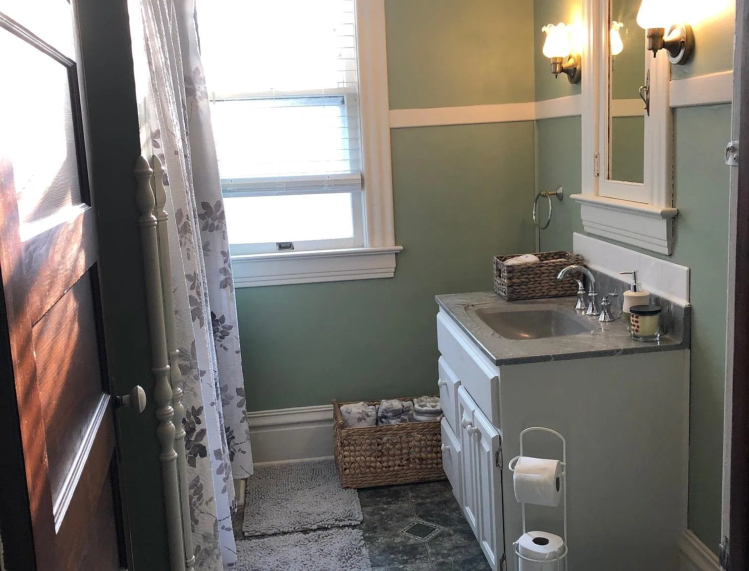 6 bed, 3000 sqft, $2,400 — Photo 2