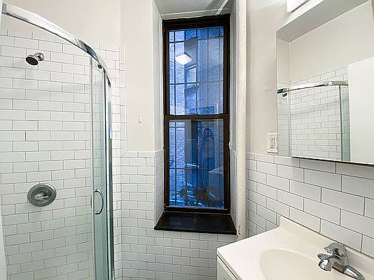 3rd image of 218 E 85th St APT 1RE