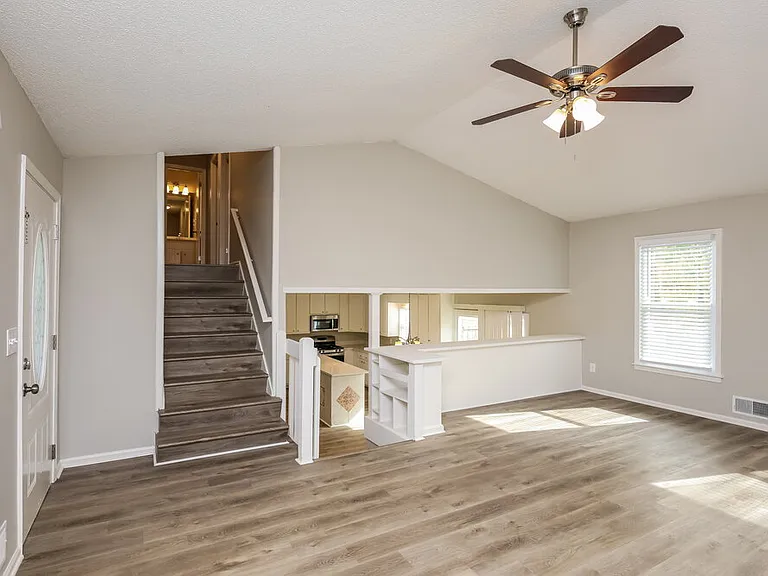 649 Edwards Ct — Photo 7
