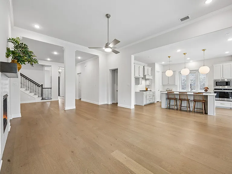 439 Montrose Dr — Photo 7