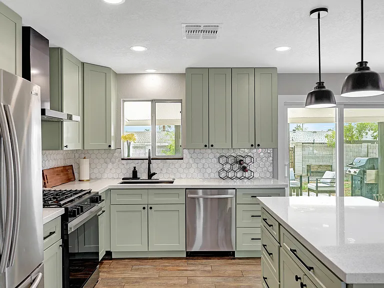 425 E Fillmore St — Photo 3