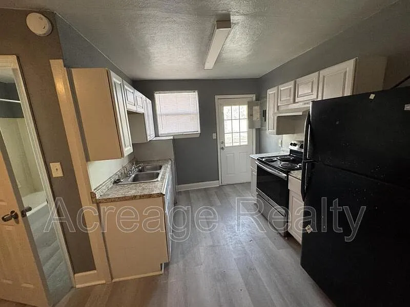 2 bed, 1.0 bath, 821 sqft, $900 — Photo 2
