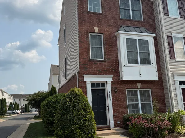 42829 Pamplin Ter, Chantilly, VA 20152