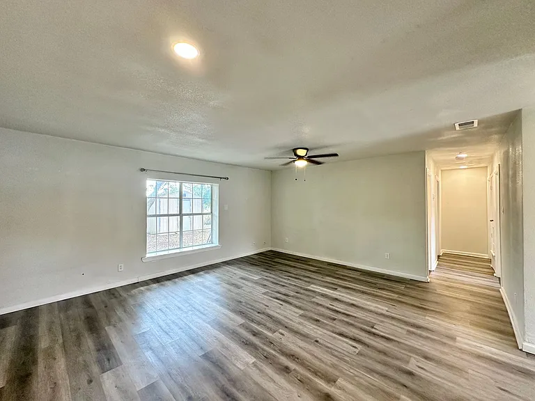 1410 Hammond Dr — Photo 5