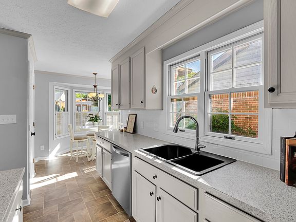 5th image of 410 Swansgate Pl