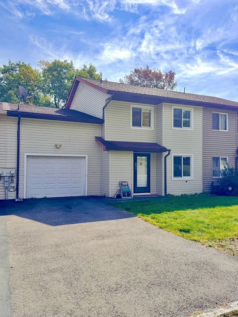 Spacious Three Bedroom Townhome — Photo 2