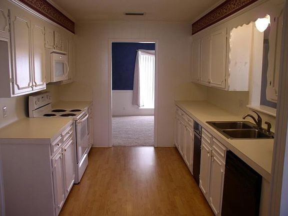3rd image of 2800 Fleetwood Dr
