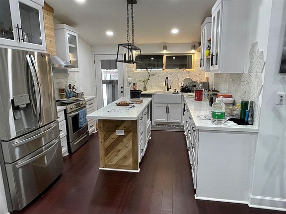 2nd image of 1422 Bland St