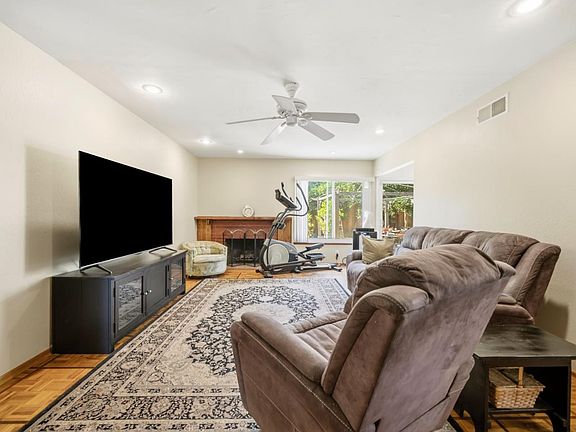 4th image of 6099 Larchmont Dr