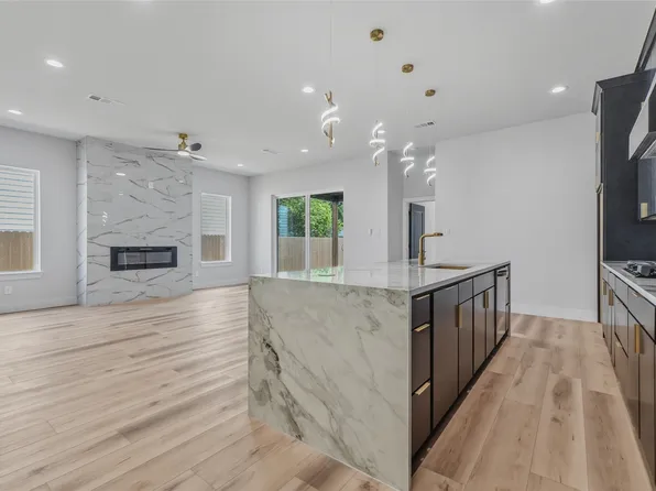 3914 Harlingen St, Dallas, TX 75212