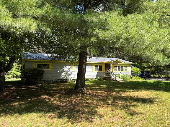 2nd image of 2190 Pine Crescent Dr