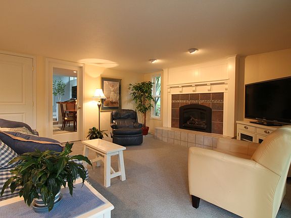 3rd image of 927 SW Castilian Dr