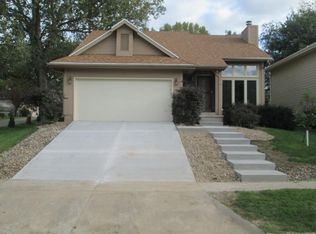 7086 Hickory Ln, Urbandale, IA 50322