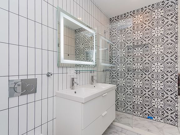 4th image of 2220 N Lincoln Ave APT 2F