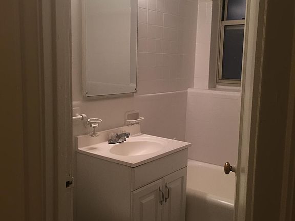 4th image of 2192 N Lincoln Park W #504