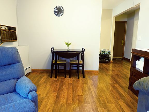 4th image of 16 Village Ct