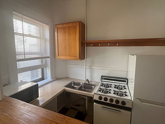 5th image of 1512 Spruce Pl APT 109