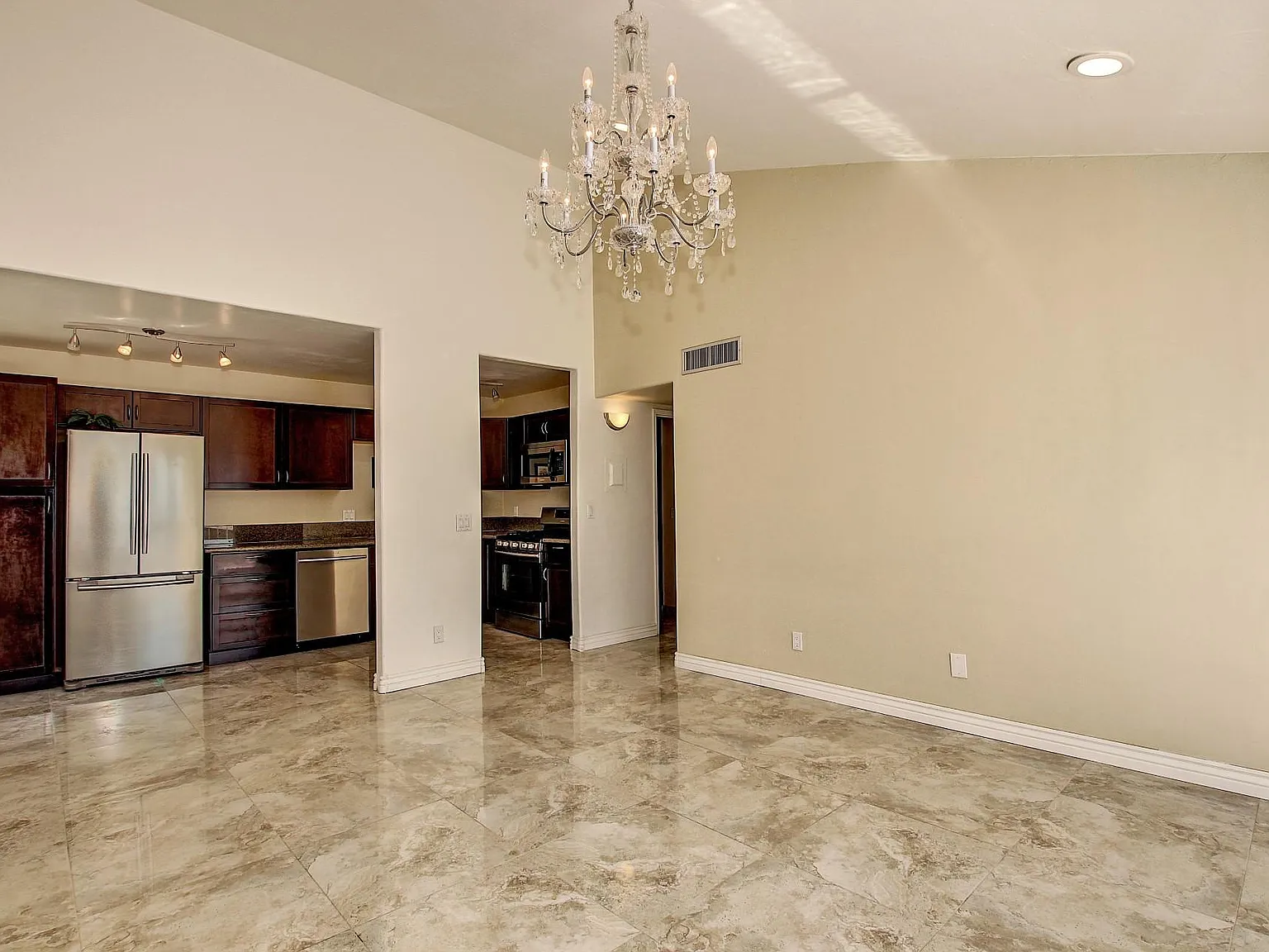 838 S Langley Ave — Photo 2