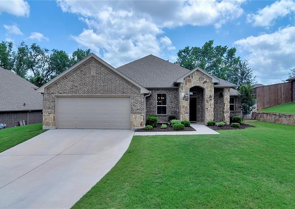 Beautiful curb appeal!